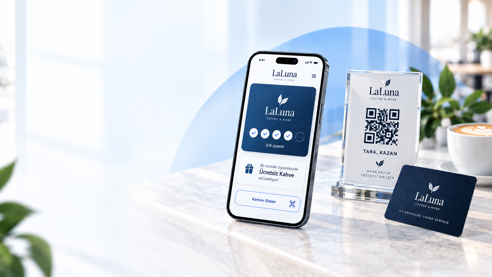 Telefon ekranında dijital sadakat kartı, QR erişim standı ve marka kartı