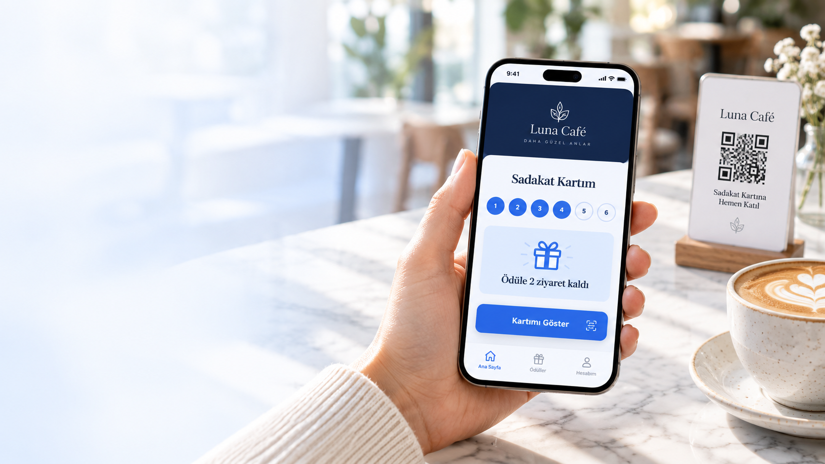 Telefonda açılan mobil sadakat kartı, ziyaret ilerlemesi ve QR erişimi